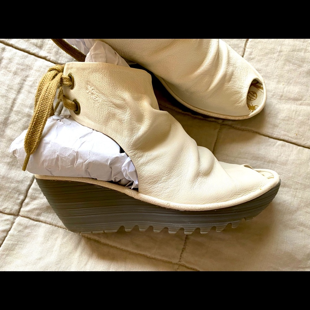 FLY LONDON Sz 40 Cream Leather Slip on $240